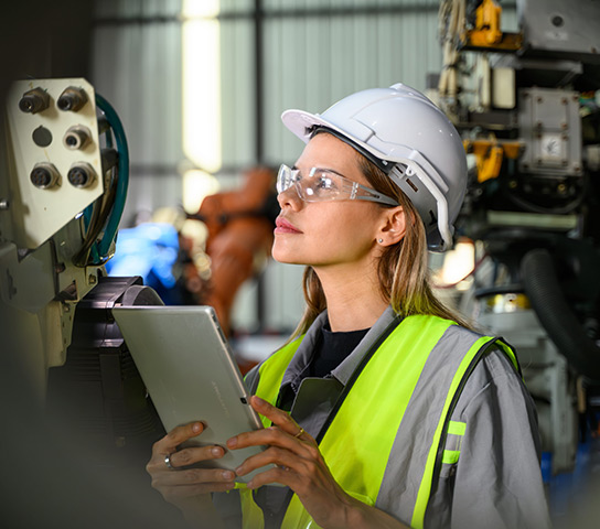 Tecnico installa una protezione di sicurezza