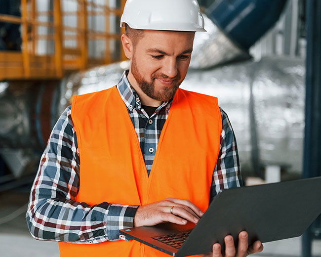 Operatore utilizza i software di Accessafe