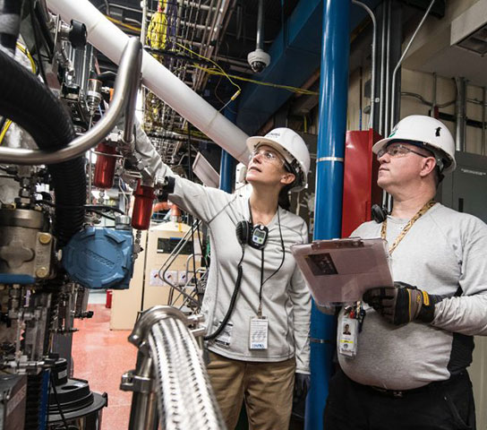 Tecnici controllano macchinario