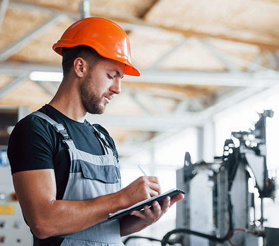 Operaio utilizza il software SECURE-SAFE