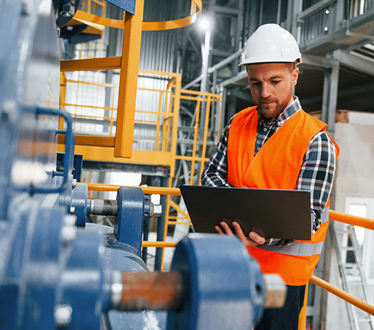 Ingegnere analizza le funzioni di sicurezza del macchinario