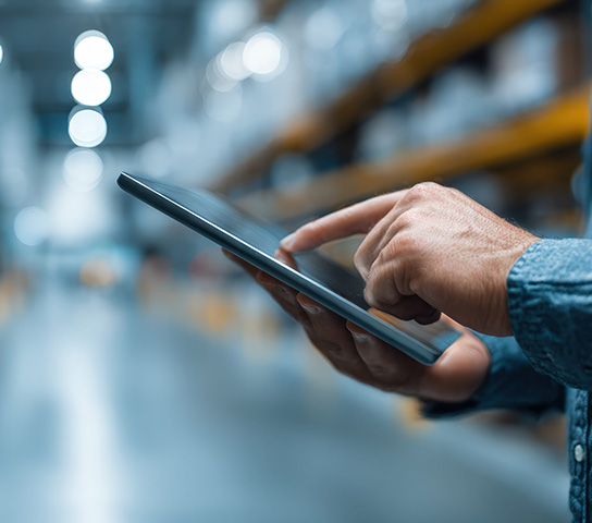 Operaio utilizza il software SECURE-SAFE