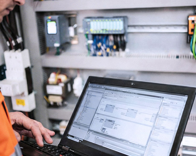 Operatore utilizza il software SECURE-SAFE di Accessafe