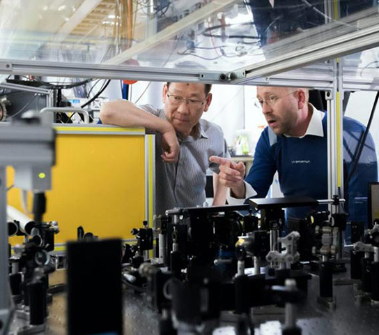 Tecnici controllano macchinario